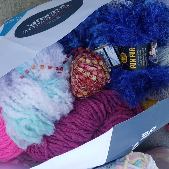 Mystery bag of Yarn filled with new rolls and some scraps - Picture 4 of 4